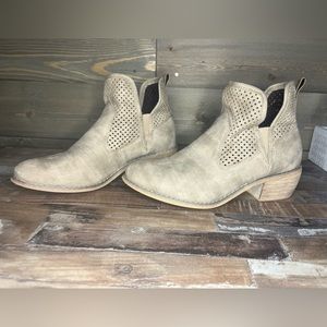 Women’s light tan Altar’d State booties